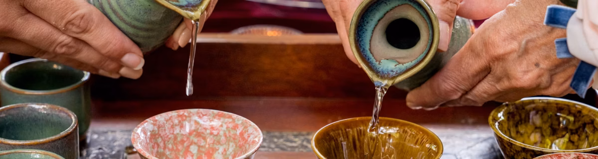 hands-pouring-sake